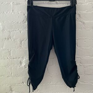 Womens Black Athletic Capris Leggings Size Medium